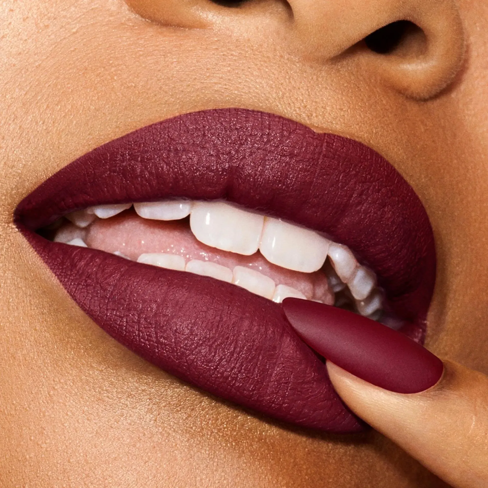 Estée Lauder Huulimeikit<Pure Color Explicit Vellum Matte Lipstick huulipuna 0,7 g
