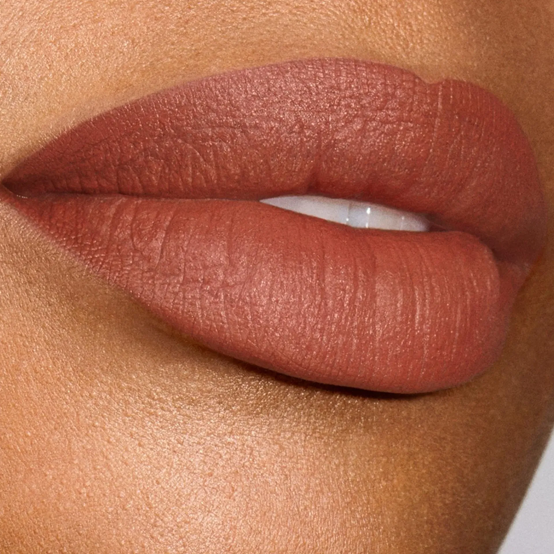 Estée Lauder Huulimeikit<Pure Color Explicit Vellum Matte Lipstick huulipuna 0,7 g