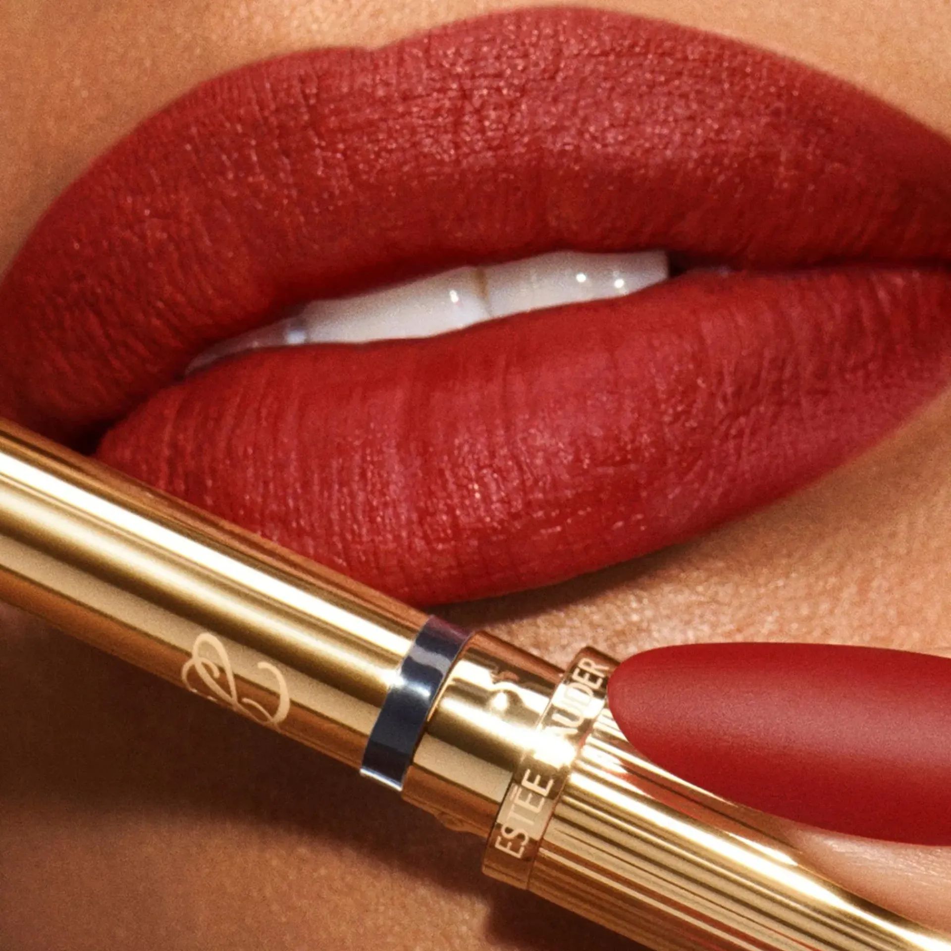Estée Lauder Huulimeikit<Pure Color Explicit Vellum Matte Lipstick huulipuna 0,7 g