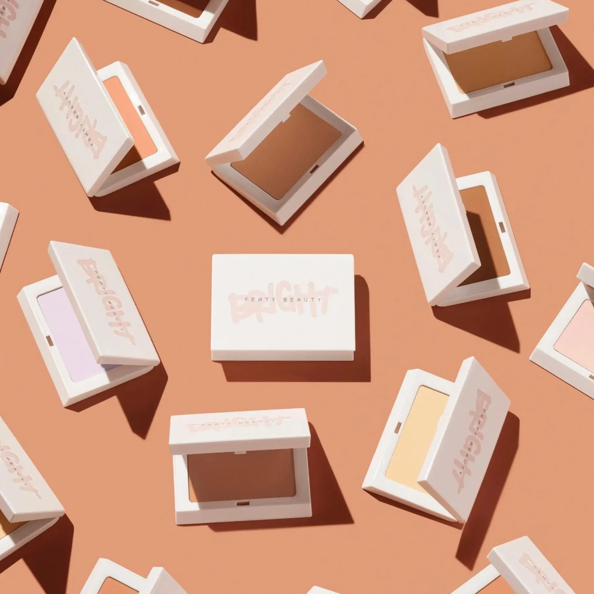 Fenty Beauty Kasvomeikit<Bright Fix Instant Brightening + Blurring Powder puuteri 8.50g
