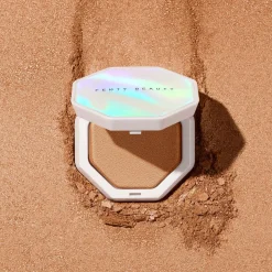 Fenty Beauty Kasvomeikit<Demi'Glow Light-Diffusing Highlighter korostuspuuteri 3,5 g