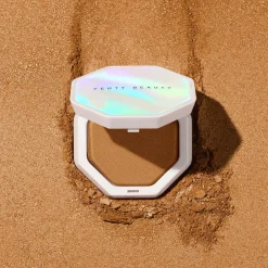 Fenty Beauty Kasvomeikit<Demi'Glow Light-Diffusing Highlighter korostuspuuteri 3,5 g