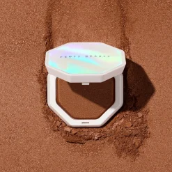 Fenty Beauty Kasvomeikit<Demi'Glow Light-Diffusing Highlighter korostuspuuteri 3,5 g