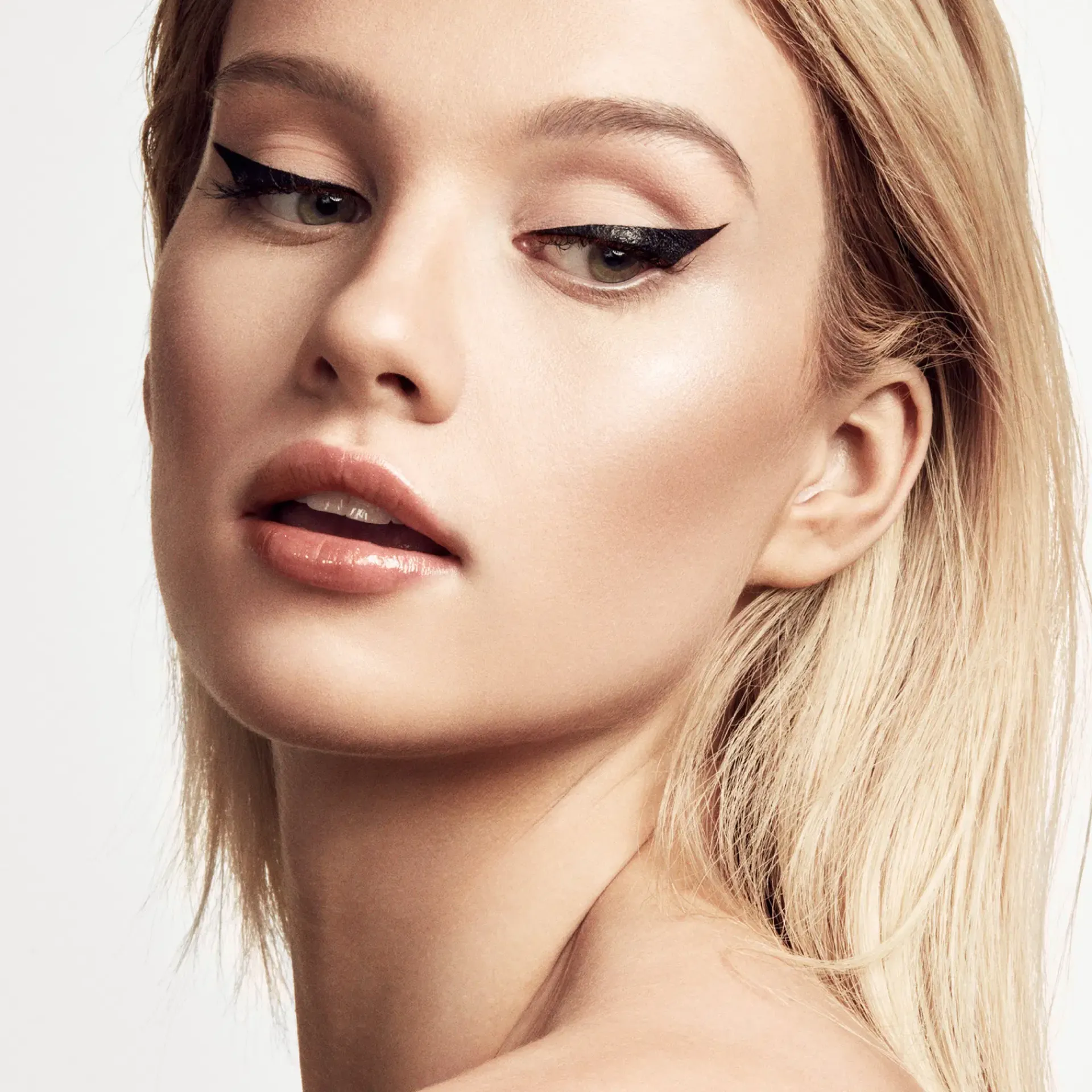 Fenty Beauty Silmämeikit<Flyliner Longwear Liquid Eyeliner nestemäinen silmänrajausväri 0,55 ml
