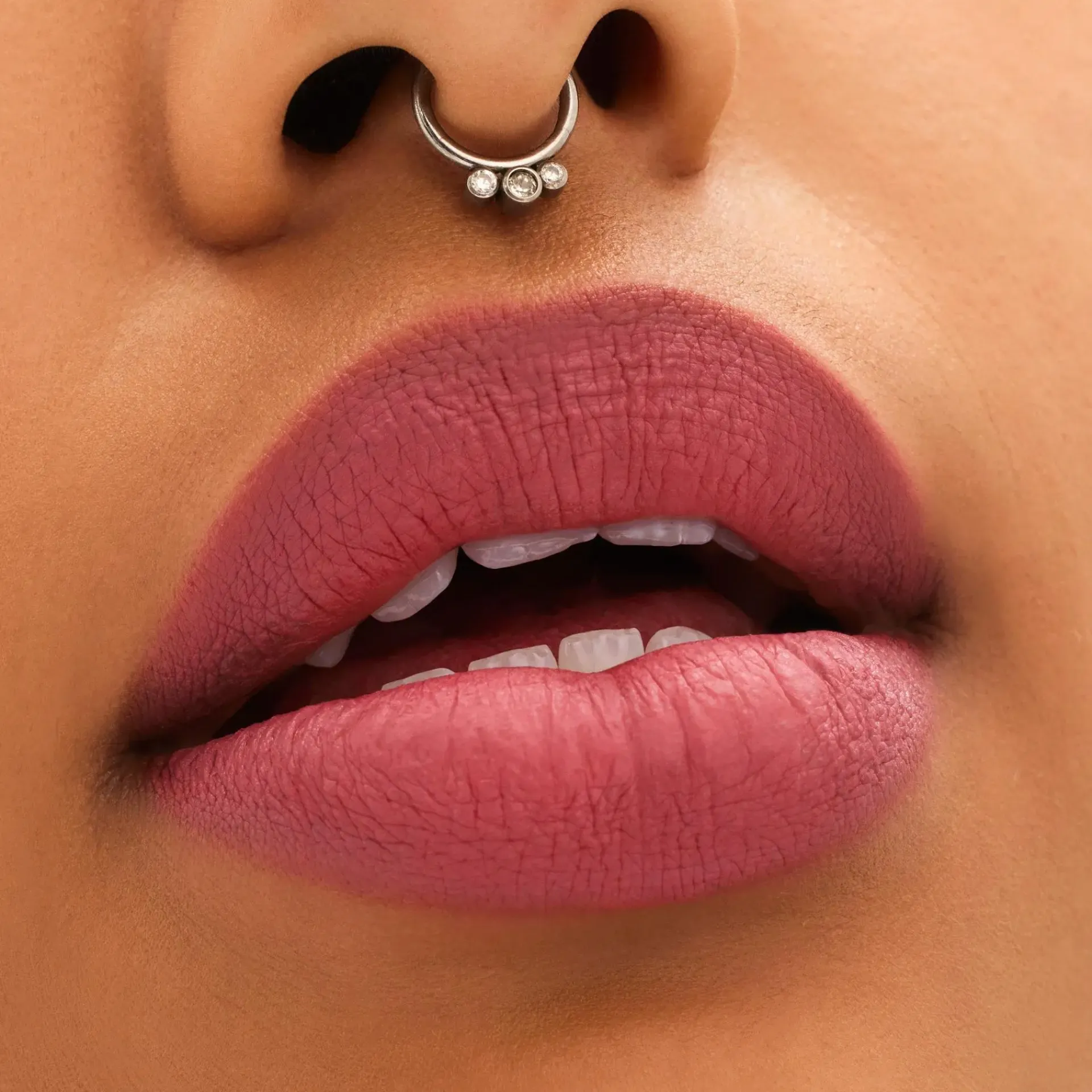 Mac Cosmetics Huulimeikit<MAC Locked Kiss 24Hr Lipstick huulipuna 1,8 g