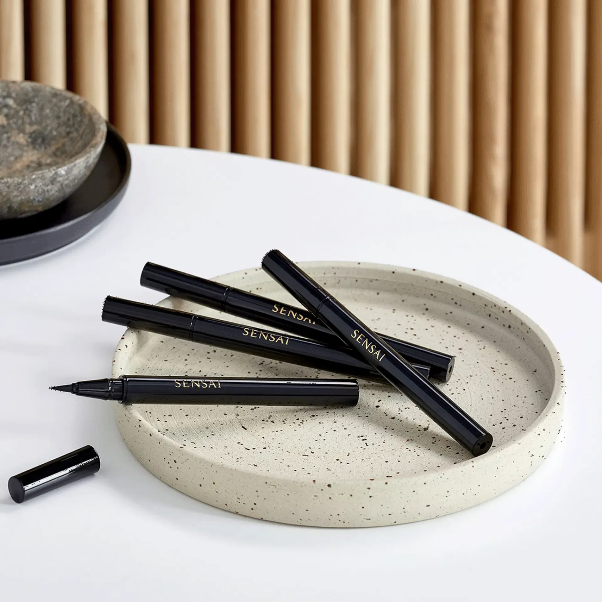 SENSAI J-Beauty|Silmämeikit<Designing Liquid Eyeliner nestemäinen silmänrajaus 0,6 ml