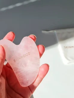 SkinMood Vartalonhoito<® Gua sha hierontakivi ruusukvartsia